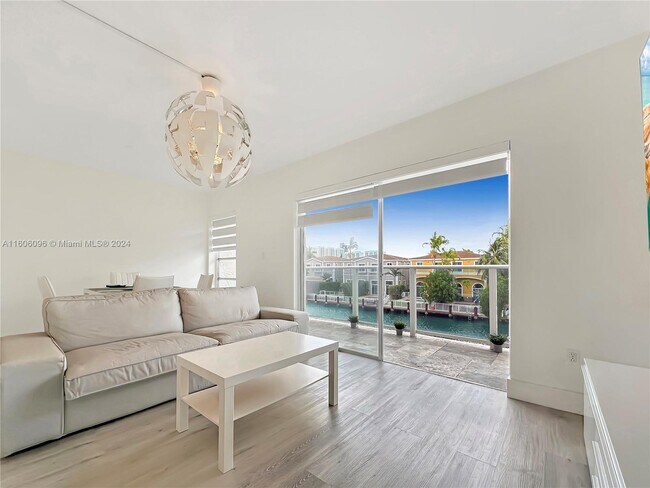 Foto del edificio - 3868 NE 169th St