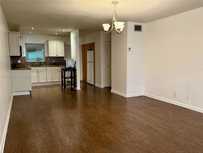 Foto del edificio - 3048 Sunrise Lakes Dr E