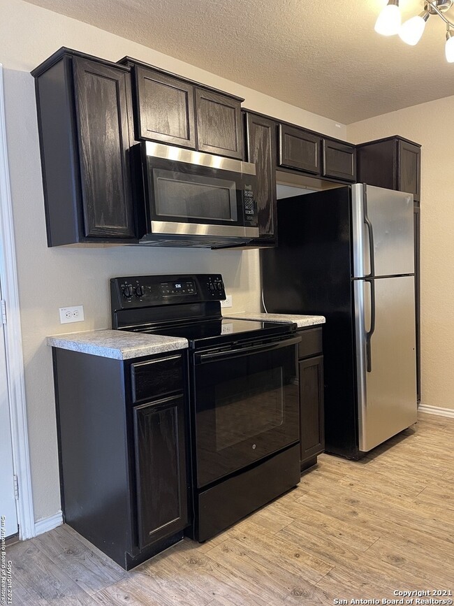 Building Photo - 6207 Golden Valley Dr