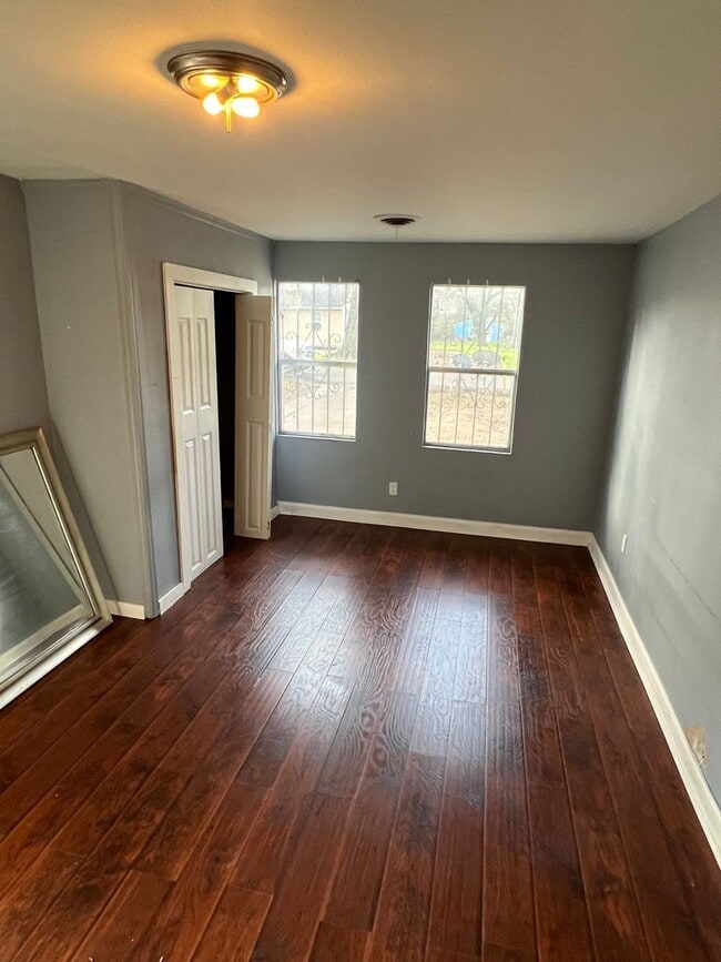 Building Photo - Large 3 bed/2 bath, ready to go!