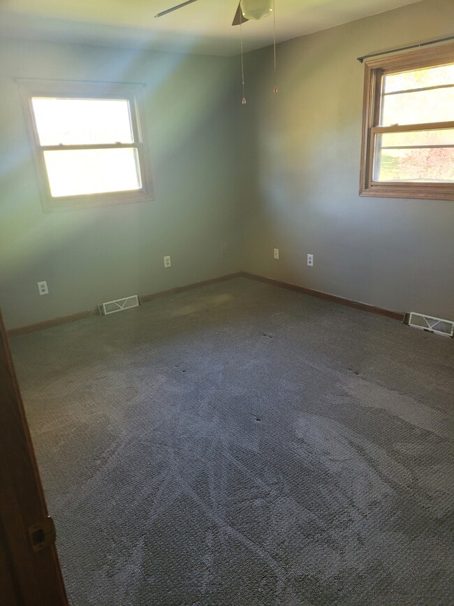 Building Photo - 303 Carriage Dr