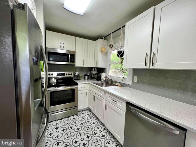 Foto del edificio - 7002 Quander Rd
