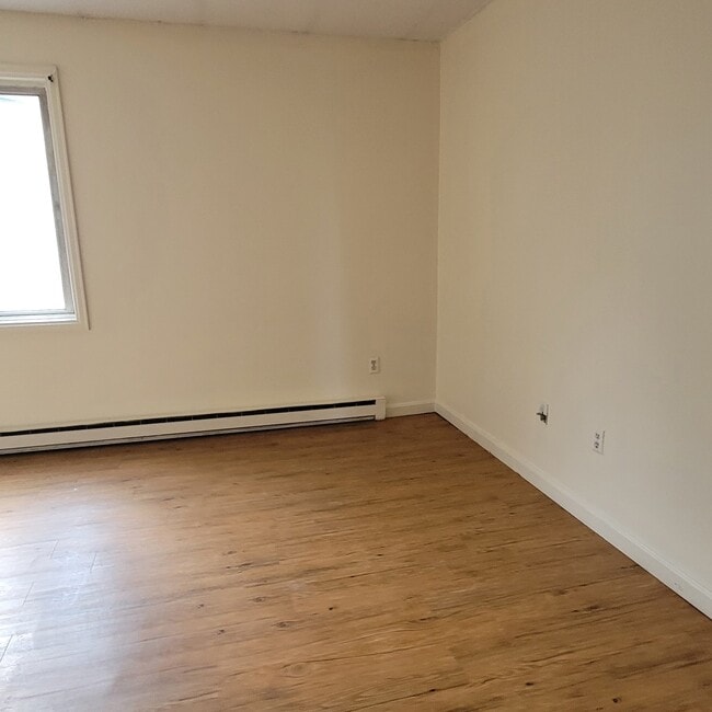 Building Photo - 384 College St