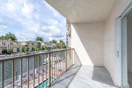 Foto del edificio - 3948 NE 169th St