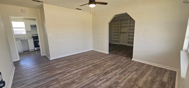 Foto del edificio - 1404 Deville St