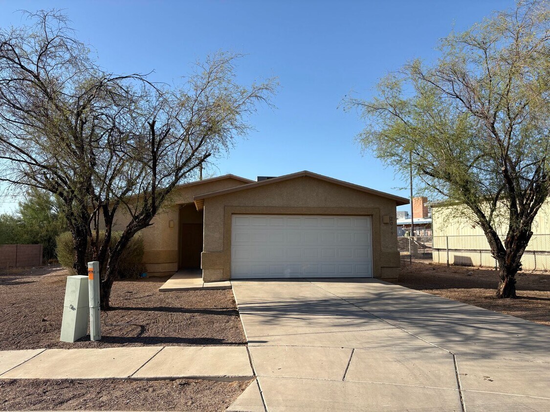 Foto principal - Beautifully Renovated 3 Bedroom Home -A/C-...