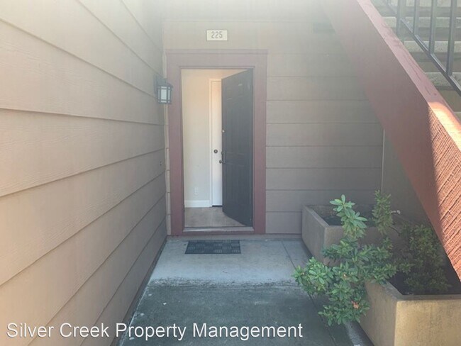 Building Photo - 2 br, 1 bath House - 225 E Warren Com.