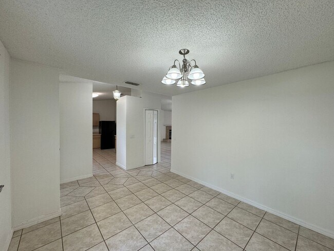 Building Photo - 3 Bedroom 2 bathroom in Deltona Lakes!