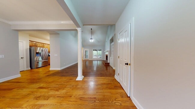 Foto del edificio - One Level 4 Bedroom Brick Home on N. Colle...