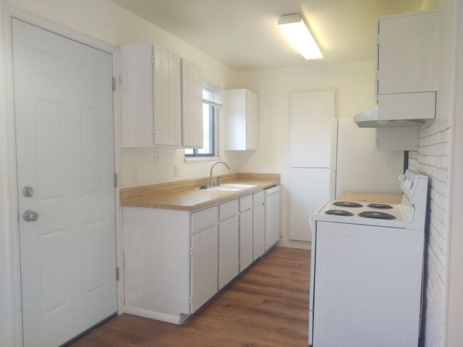 Building Photo - Charming Ranch-Style Home in Central Westm...