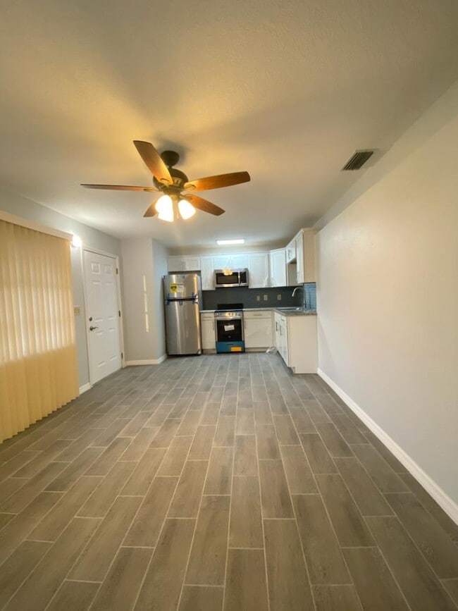 Building Photo - 12120 De Leon Dr
