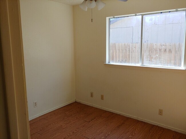 Foto del edificio - Nice 2/1/1 duplex with central air