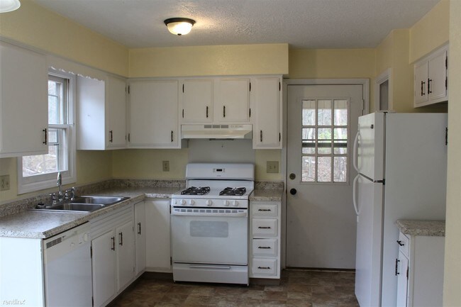 Building Photo - 2 br, 1.5 bath  - 6380 S 6th St