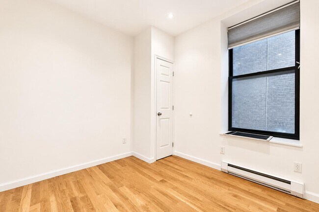 Foto del edificio - 320 Manhattan Ave