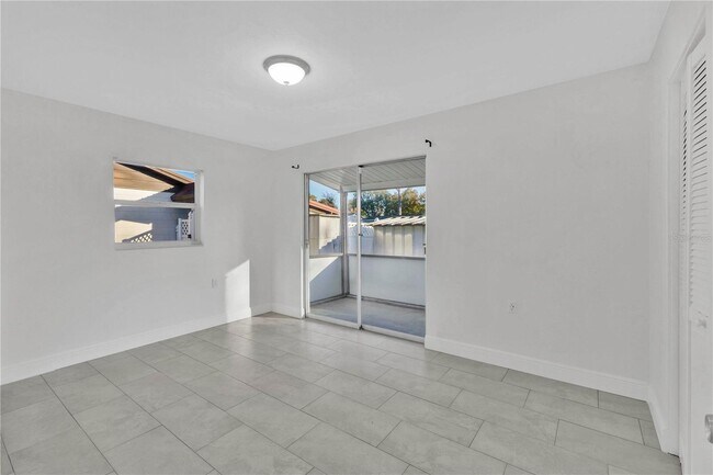 Foto del edificio - 14410 Sussex Dr