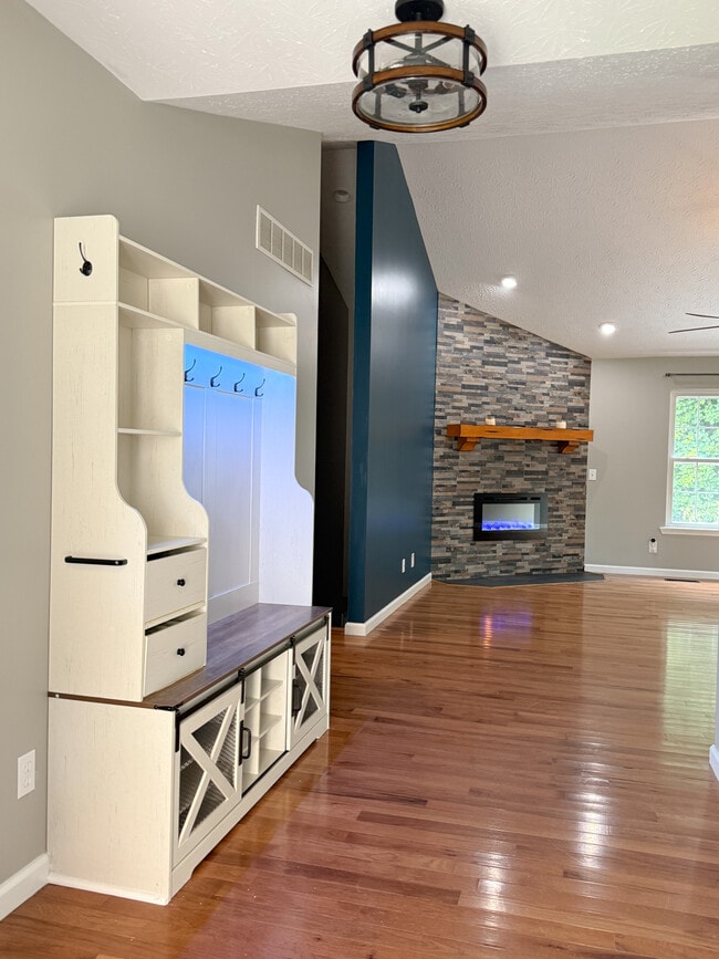 Building Photo - 1556 Deerwoods Dr