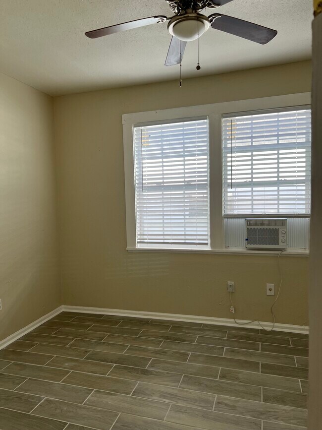 Building Photo - 2206 Almonaster Ave
