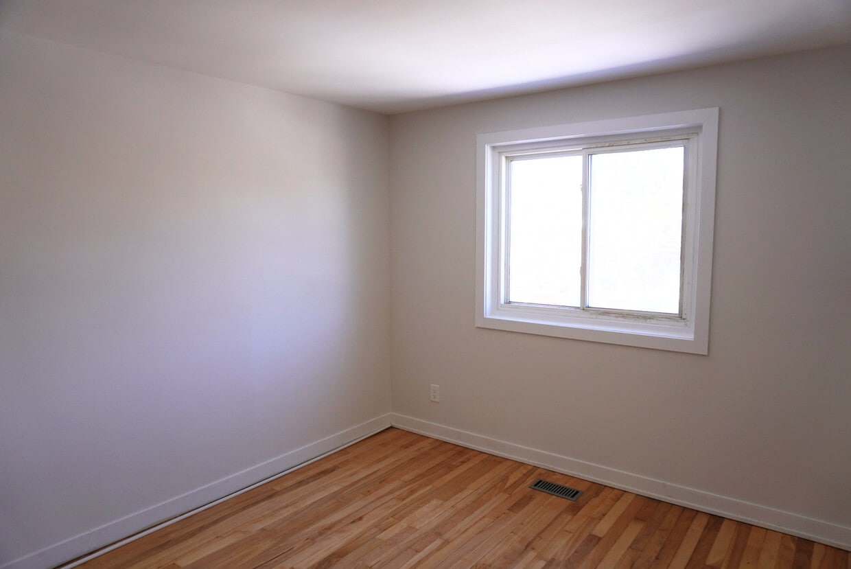 Building Photo - 410 Tweedsmuir Av