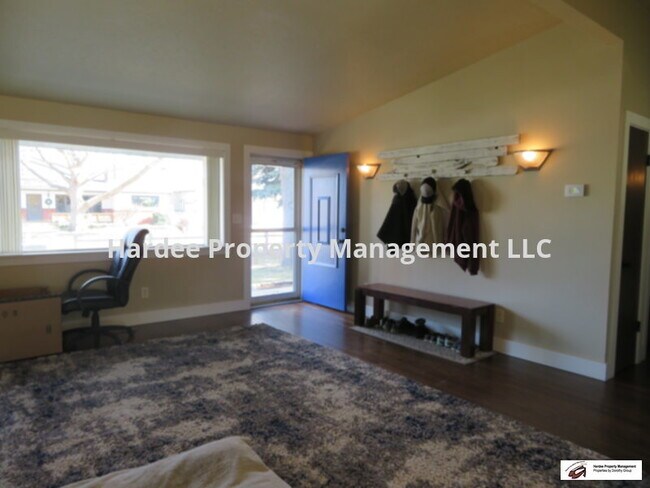 Building Photo - 2021 N Cribbens St