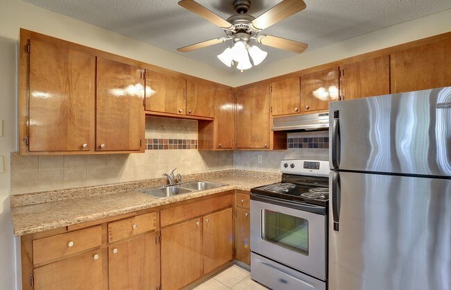 Cocina abierta - Uptown Plaza Apartments