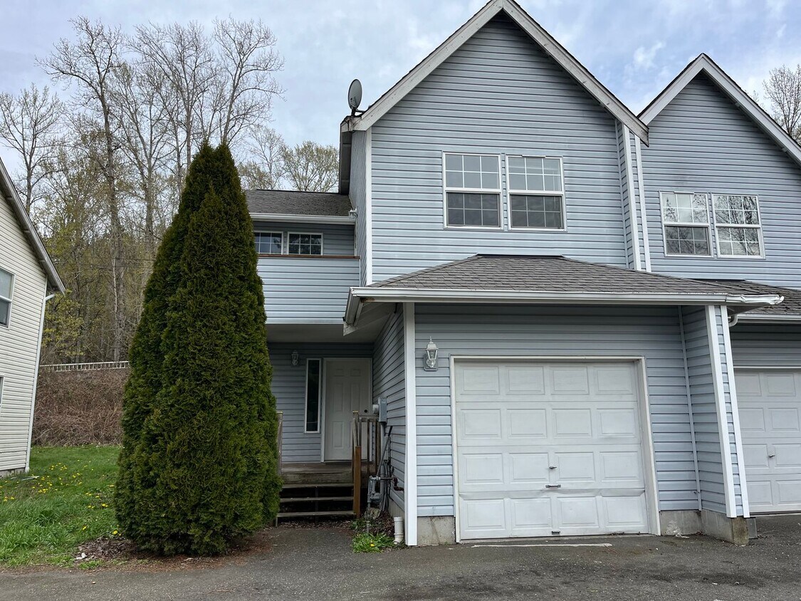 Primary Photo - 4 Bed, 2 Bath Townhome-Style Duplex Near W...