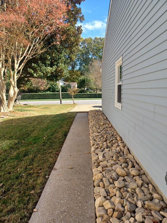 Building Photo - Welcome to this beautiful 4-bedroom, 2-bat...