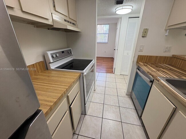 Foto del edificio - 8004 SW 149th Ave