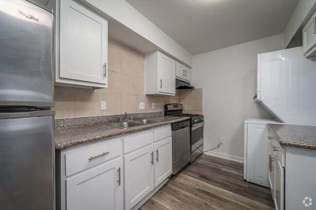 1BR, 1.5BA - 820SF - Kitchen - Springwood Park Apartments