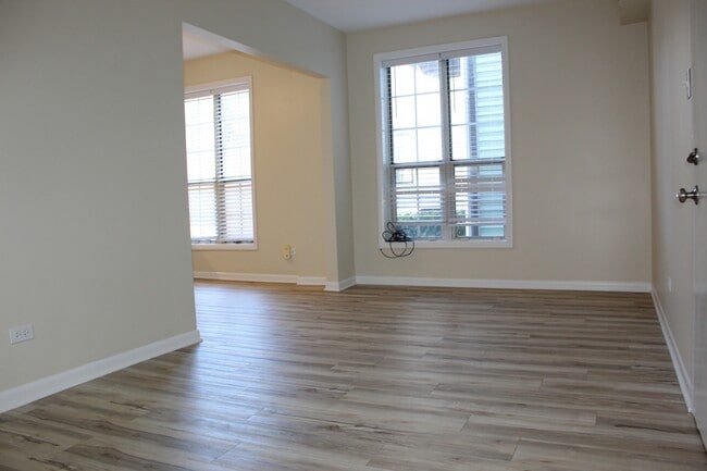 Building Photo - 527 N Marshfield Ave