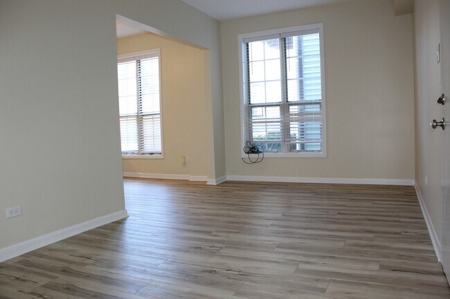Foto del edificio - 527 N Marshfield Ave