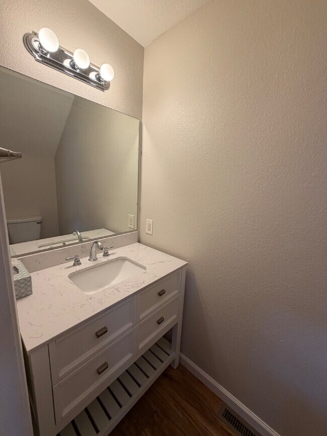 Foto del edificio - "Charming 4-Bedroom Home with 2.5 Baths on Knox Avenue – A Cozy Retreat in Hollister, MO!"