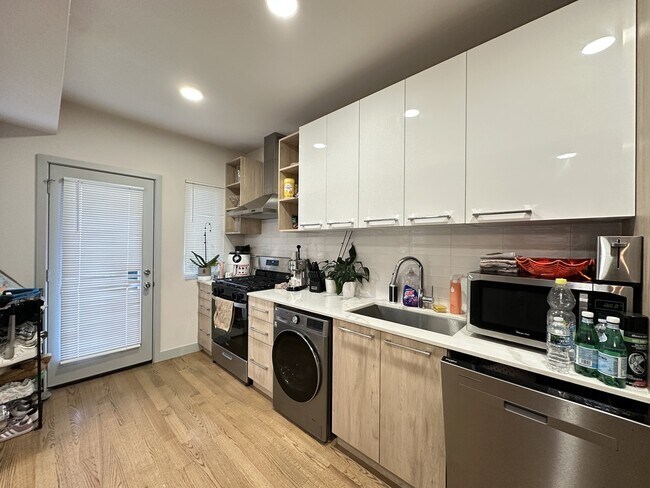 Foto del edificio - 2437 W Walton St