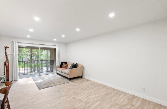 Foto del edificio - 8750 Royal Palm Blvd