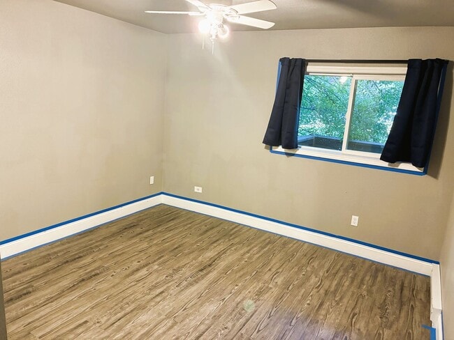 Building Photo - 1 Bedroom, 1 Bath Condo Available Sept 4st...