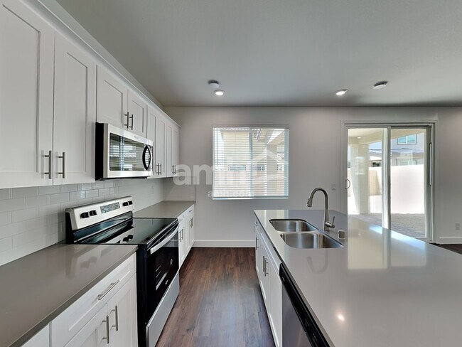 Foto del edificio - 8937 Carmine Cob Ave