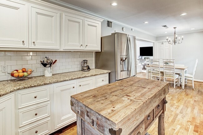 Building Photo - 751 W 43rd St