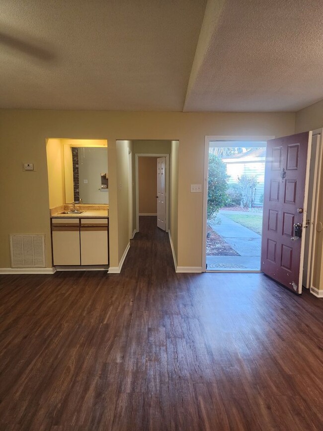 Building Photo - 2 bedroom, 2 bath townhome with Georgetown...