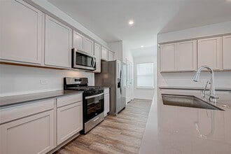 Building Photo - 532 Comal Trl