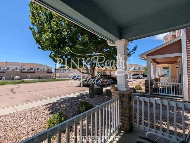 Building Photo - 3 Bedroom Townhome with Fenced Back Yard!