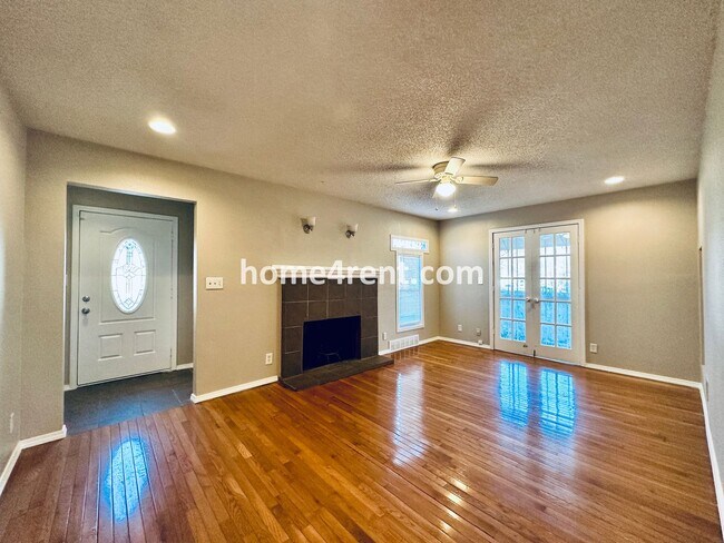 Foto del edificio - Adorable Home Featuring Wood Floors, SS Ap...