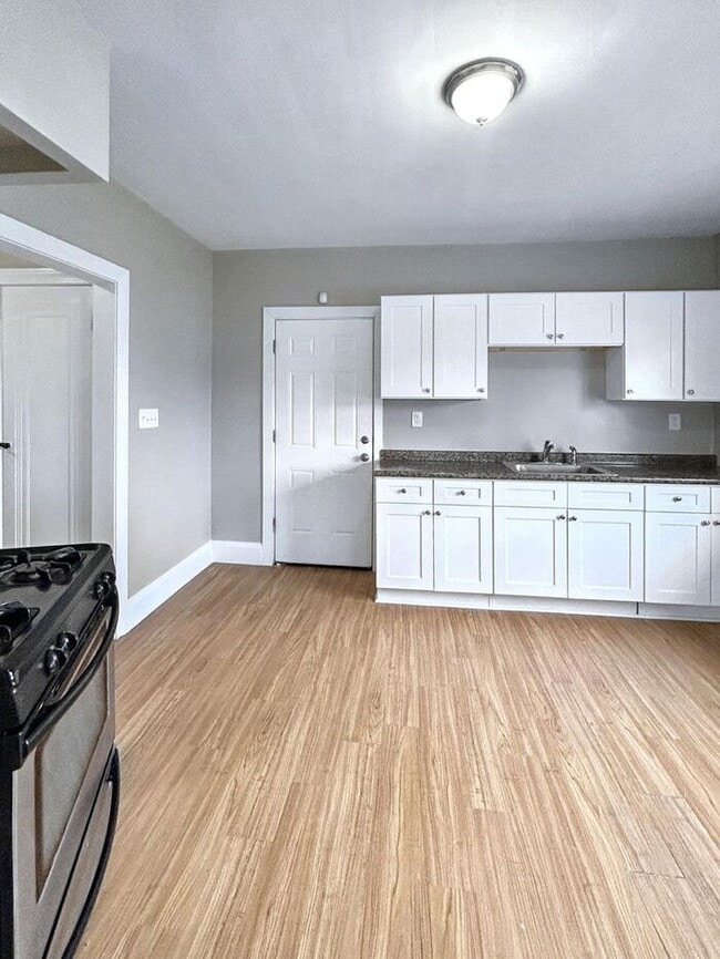 Building Photo - Cozy 2-Bedroom Apartment with Great Locati...