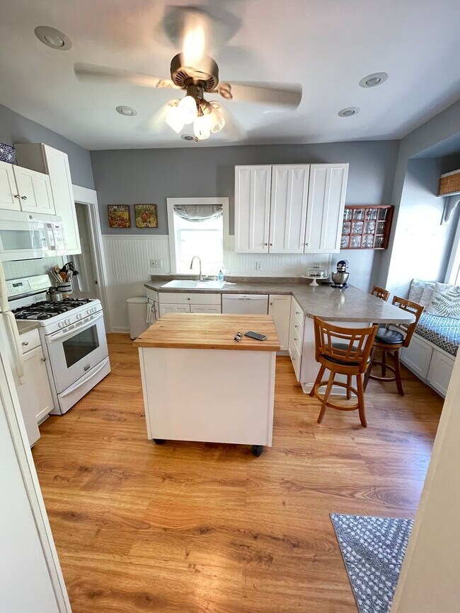 Foto del edificio - AVAILABLE AUGUST 1ST - Beautiful Single Fa...