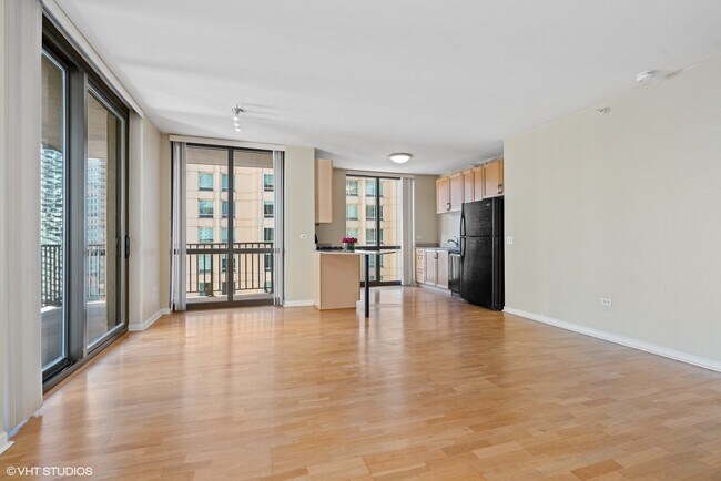 Building Photo - 635 N Dearborn St