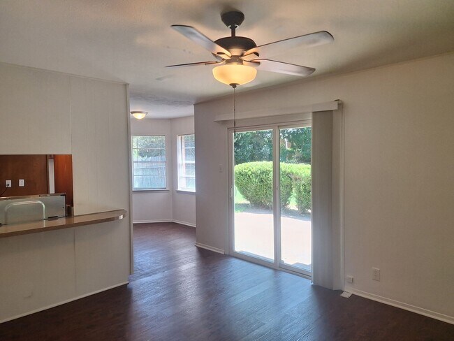 Foto del edificio - 513 Simmons Dr
