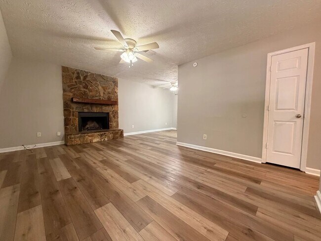 Foto del edificio - 205-207 Rustwood Dr Rustwood Dr