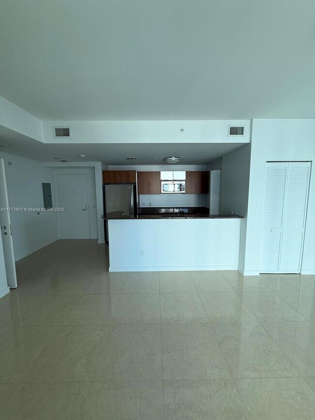 Foto del edificio - 300 S Biscayne Blvd