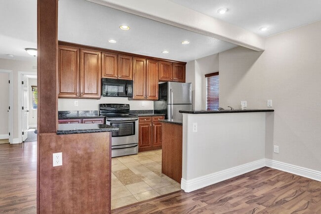 Building Photo - Great Two Bedroom Corner Unit in Villa Tos...