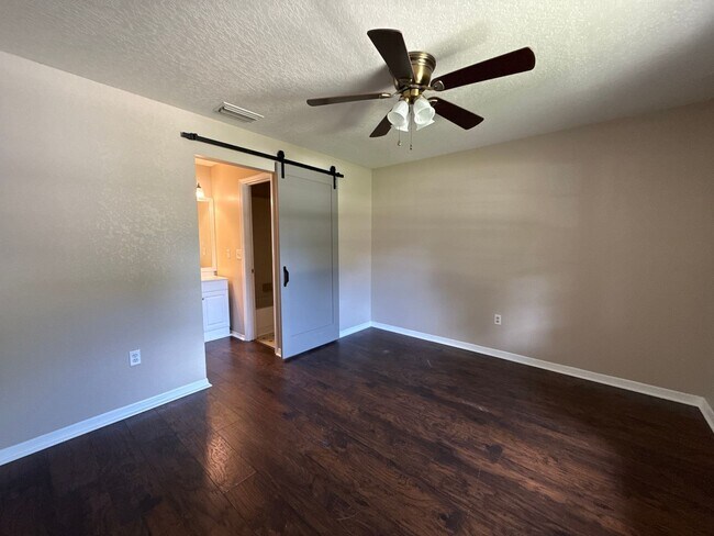 Foto del edificio - Section 8 Accepted on This home! TEMPROARY...