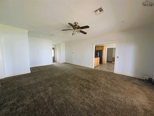Building Photo - 609 Shoreline Dr
