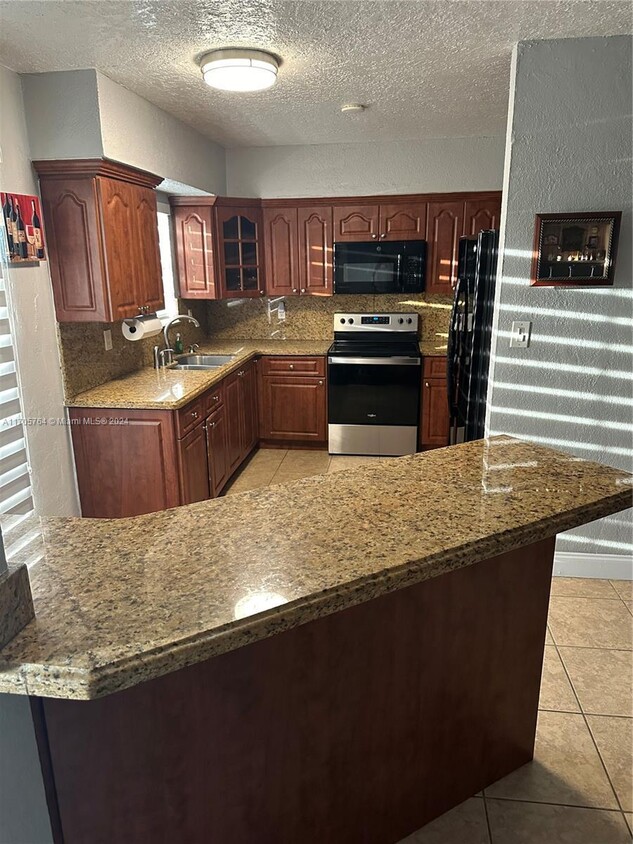 Foto principal - 3 bedroom in Miami Gardens FL 33055